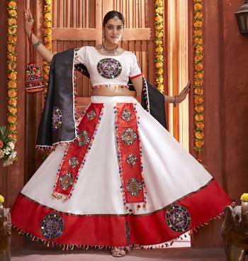 White Gamthi Work Navratri Special Lehenga Choli With Traditional Dupatta For This Navratri 5
