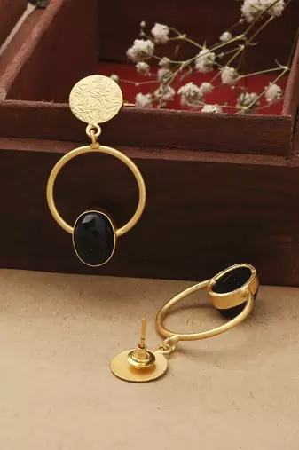 Round Gold Earrings With Black Stone