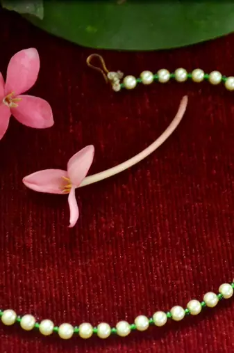 Gold kundan nath or nathni or naath with one pearl line nose-ring
