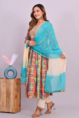 Women'n green embroidered nayra cut kurta, pant with dupatta 1