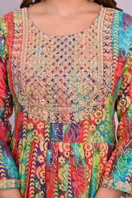 Women'n green embroidered nayra cut kurta, pant with dupatta 4