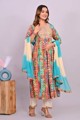 Women'n green embroidered nayra cut kurta, pant with dupatta 5