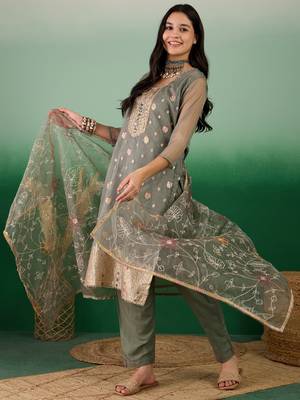 Beautifully embroidered greencolour organza fabric smart partywear ethnic suit 4