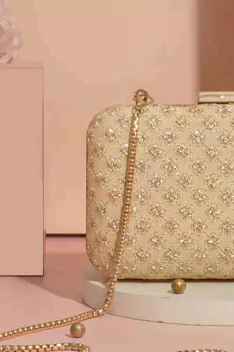 Inaya box clutch- gold