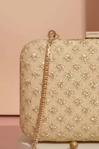 Inaya box clutch- gold