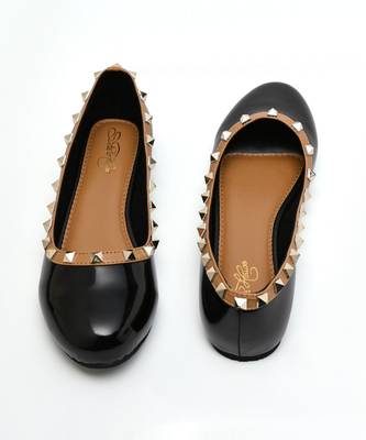 Valentino in black ballerinas 3