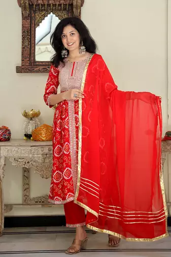 Ethnic motifs embroidered kurta  pant with dupatta set for luxurious party wear dress