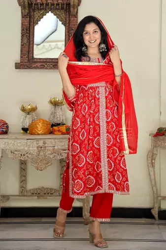 Ethnic motifs embroidered kurta  pant with dupatta set for luxurious party wear dress