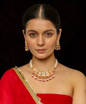 White choker with earrings 1