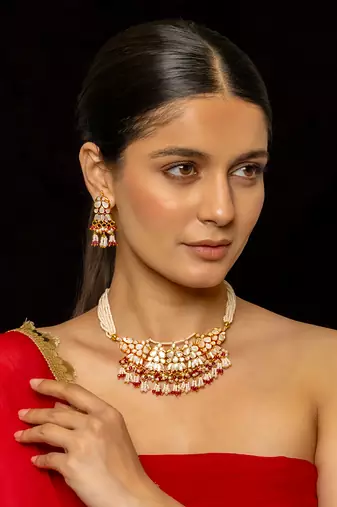 White choker with earrings