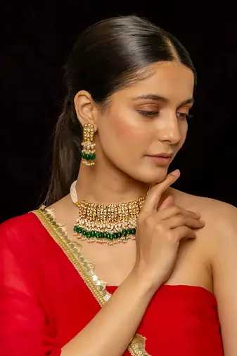 White choker with earrings