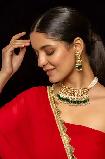 White choker with earrings