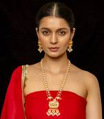 White pendant with earrings