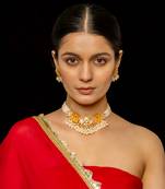 White choker with earrings