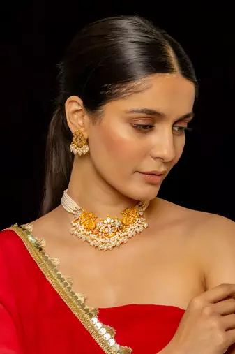 White choker with earrings
