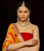 White necklace with earrings and tika