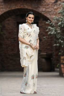 Cream Colour Chiffon Saree With Beautiful Cut Work And Embroidery Flower Work 3