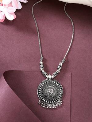 Women silver-toned circular shape pendant with chain 1