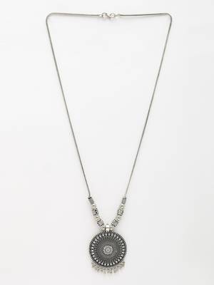 Women silver-toned circular shape pendant with chain 4