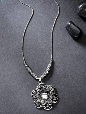 Women silver-toned floral shape pendant with chain 1