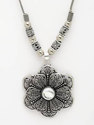 Women silver-toned floral shape pendant with chain 2