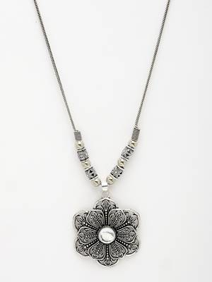Women silver-toned floral shape pendant with chain 3