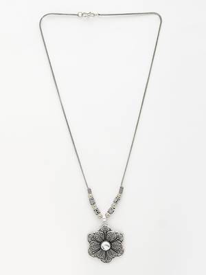 Women silver-toned floral shape pendant with chain 4