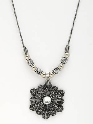 Women silver-toned floral shape pendant with chain 2