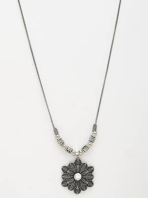 Women silver-toned floral shape pendant with chain 3