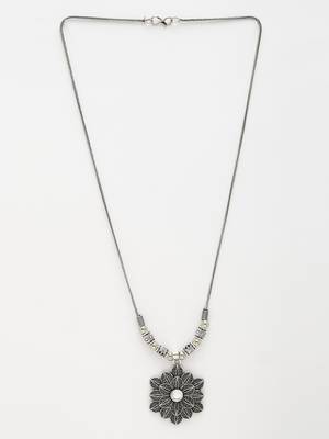 Women silver-toned floral shape pendant with chain 4