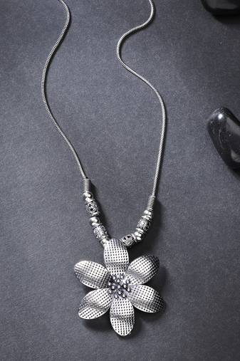 Women silver-toned floral shape pendant with chain