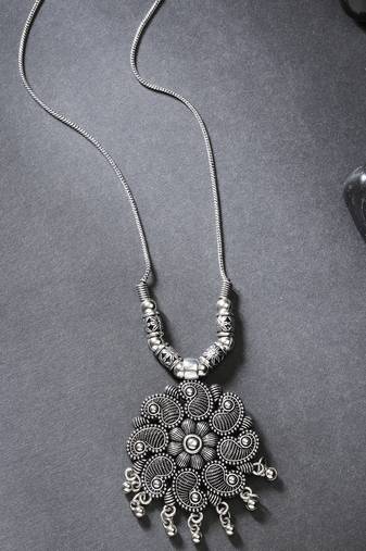 Women silver-toned floral shape pendant with chain