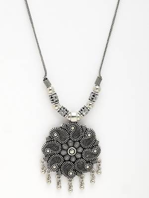 Women silver-toned floral shape pendant with chain 3