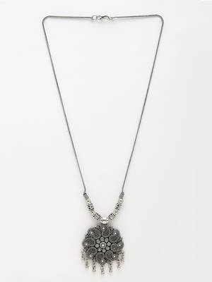 Women silver-toned floral shape pendant with chain 4