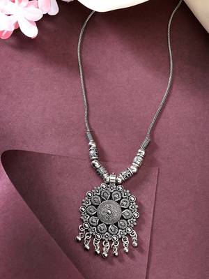 Women silver-toned floral shape pendant with chain 1