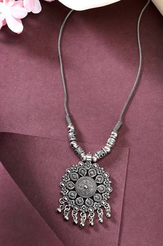 Women silver-toned floral shape pendant with chain