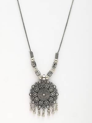 Women silver-toned floral shape pendant with chain 3