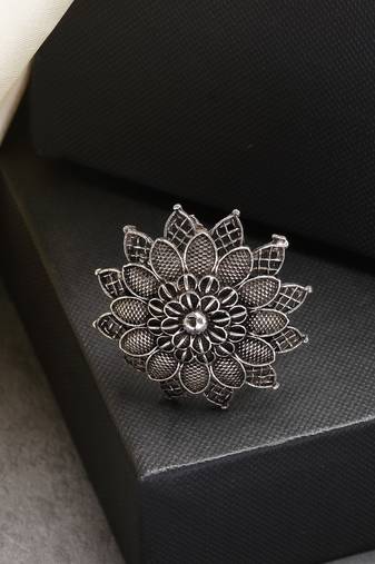 Women silver-toned floral shape adjustable finger ring