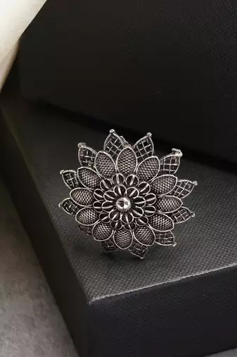 Women silver-toned floral shape adjustable finger ring