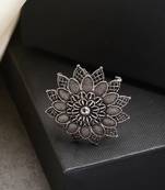 Women silver-toned floral shape adjustable finger ring