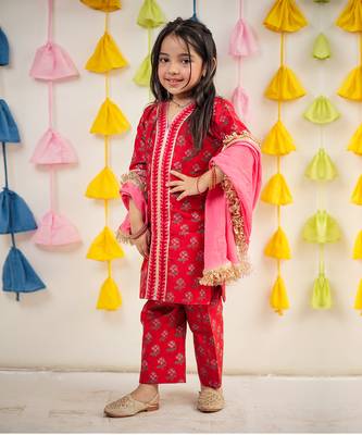 Red block printed kurta with pant and dupatta. 1