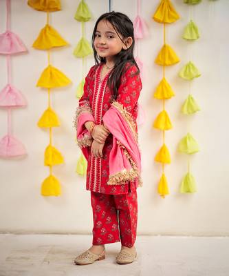 Red block printed kurta with pant and dupatta. 3