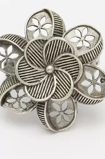 Women silver-toned floral shape adjustable finger ring