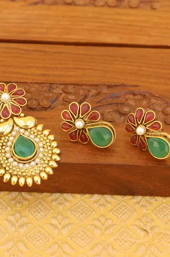 Designere gold plated kempu pendant set
