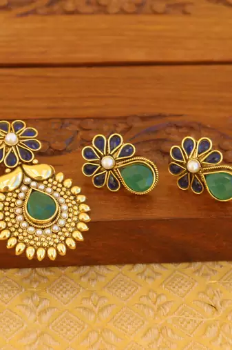 Designere gold plated kempu pendant set