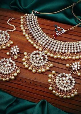 Bridal Elegance Necklace Set with Pearls, Transparent Stones, and Circle Pendant 1