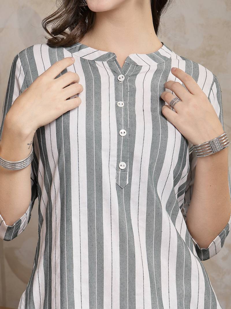 Women's Self Designed Cotton Blend Straight Kurta