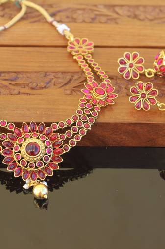 Designer gold plated kempu layer necklace set