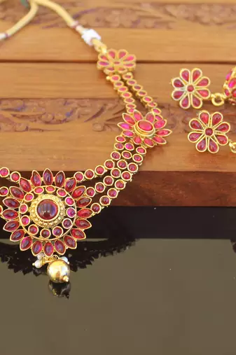 Designer gold plated kempu layer necklace set
