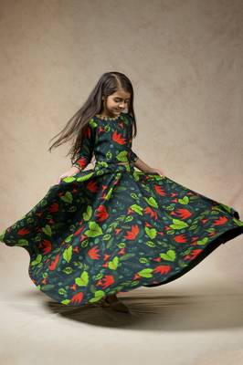 Hand embroidered flared lehenga 3